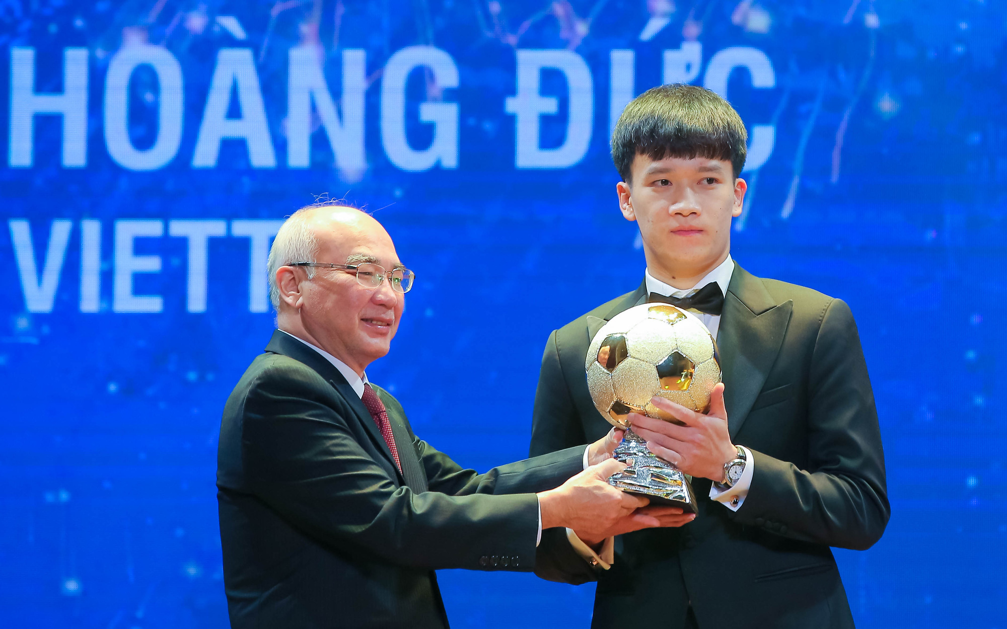 Những khoảnh khắc ấn tượng tại lễ trao giải Quả bóng vàng Việt Nam 2021 - Ảnh 7.