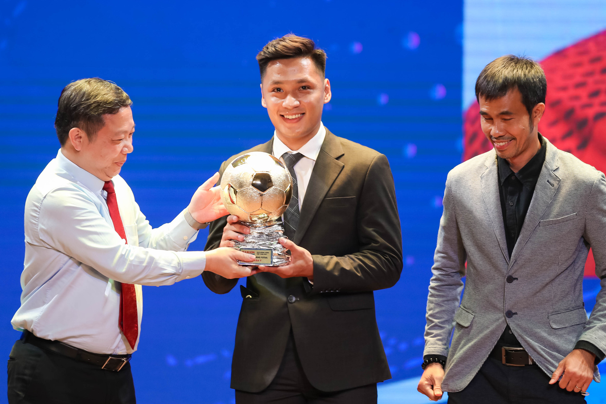 Những khoảnh khắc ấn tượng tại lễ trao giải Quả bóng vàng Việt Nam 2021 - Ảnh 5.