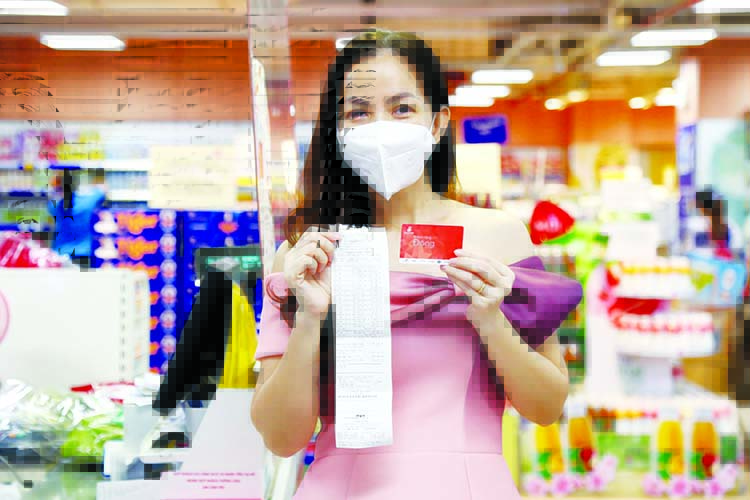 Được giảm thuế lẫn giảm giá, khách hàng hào hứng mua sắm - Ảnh 1. Được giảm thuế lẫn giảm giá, khách hàng hào hứng mua sắm - Ảnh 1.