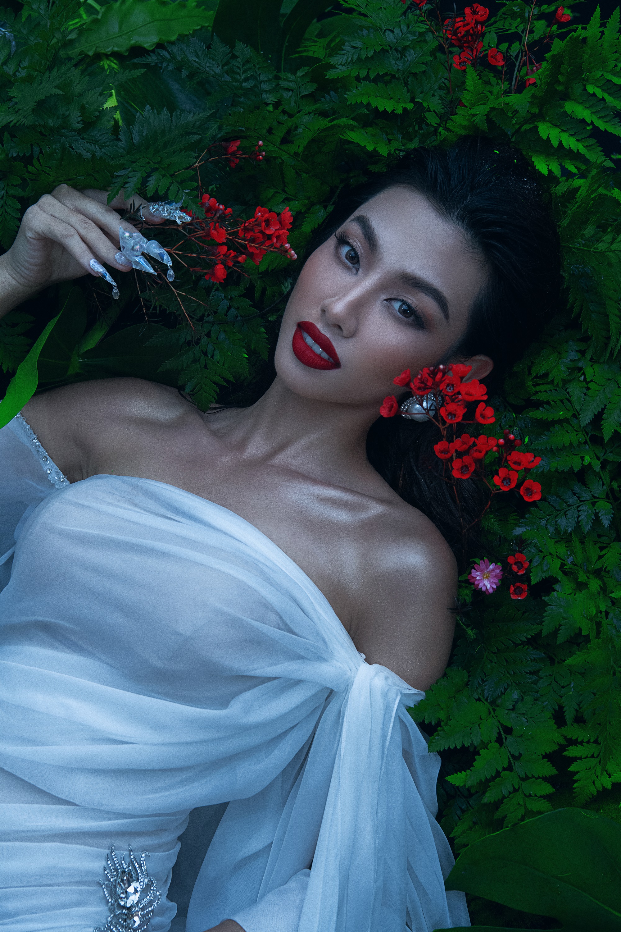 Hoa hậu Thùy Tiên khoe loạt ảnh hút hồn dưới nước - Ảnh 4.