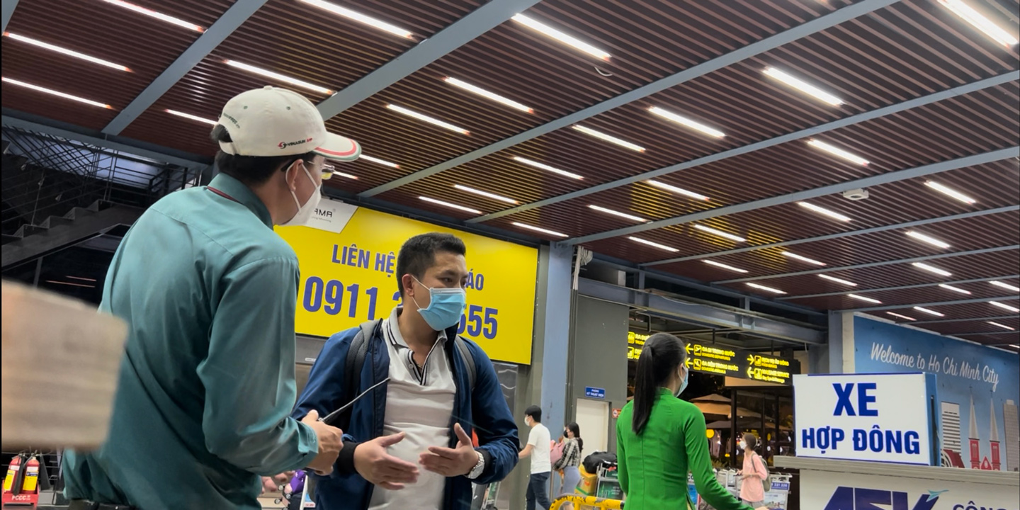 [eMagazine] “Thế giới taxi riêng” ở sân bay Tân Sơn Nhất: Không dễ vào tòa nhà TCP! - Ảnh 7.