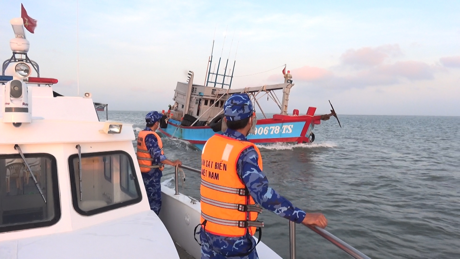 Cảnh sát biển bắt tàu chở hàng nghìn lít dầu DO