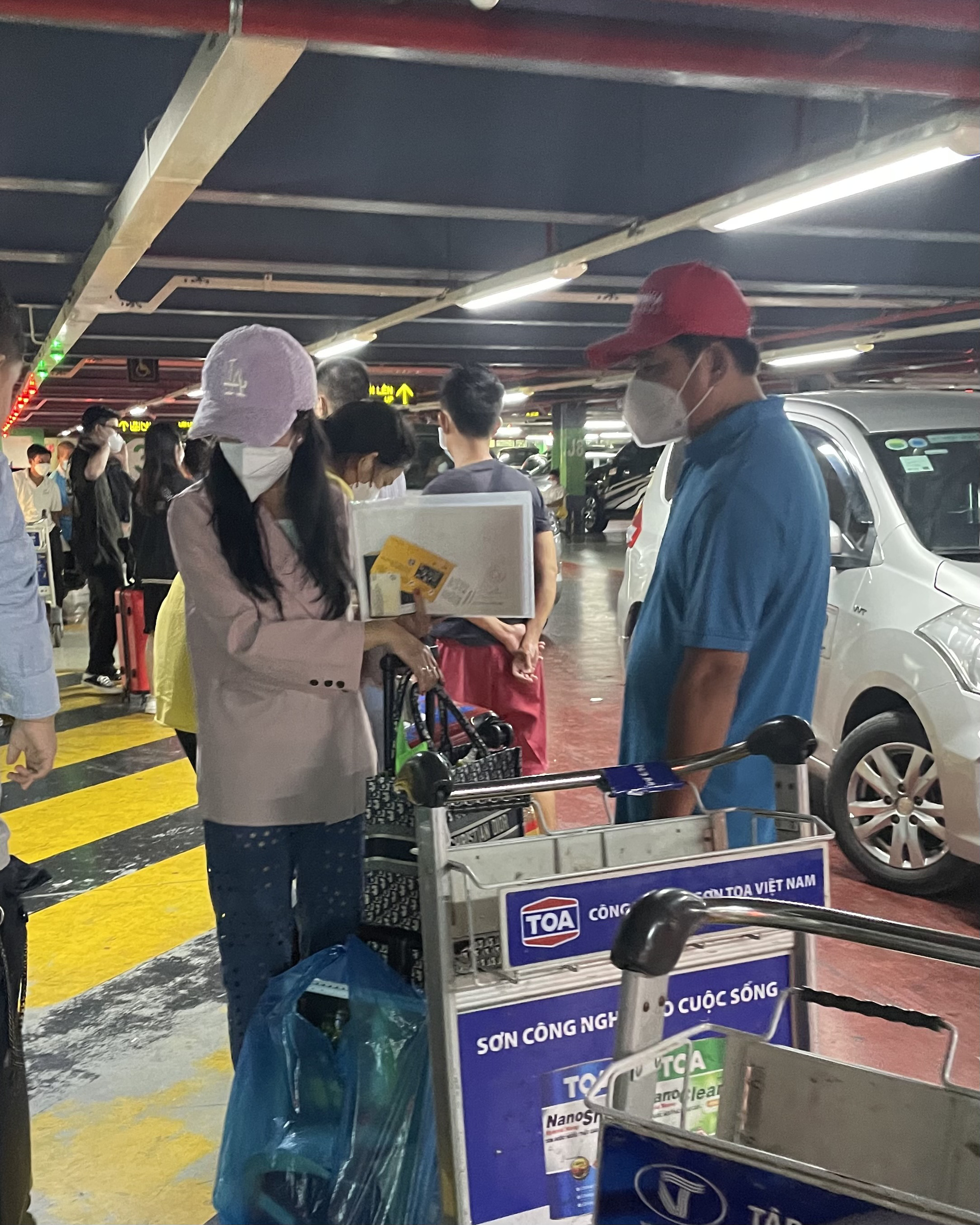 THẾ GIỚI TAXI RIÊNG Ở SÂN BAY TÂN SƠN NHẤT: Bộ GTVT ký công văn khẩn! - Ảnh 2. THẾ GIỚI TAXI RIÊNG Ở SÂN BAY TÂN SƠN NHẤT: Bộ GTVT ký công văn khẩn! - Ảnh 2.