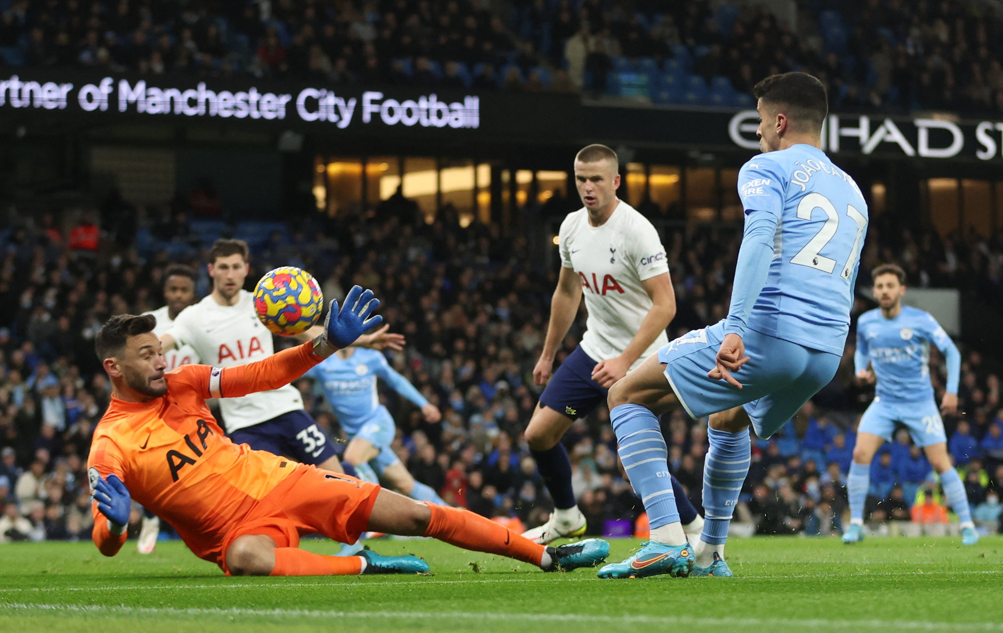 Harry Kane tỏa sáng, Tottenham quật ngã Man City tại Etihad - Ảnh 2.