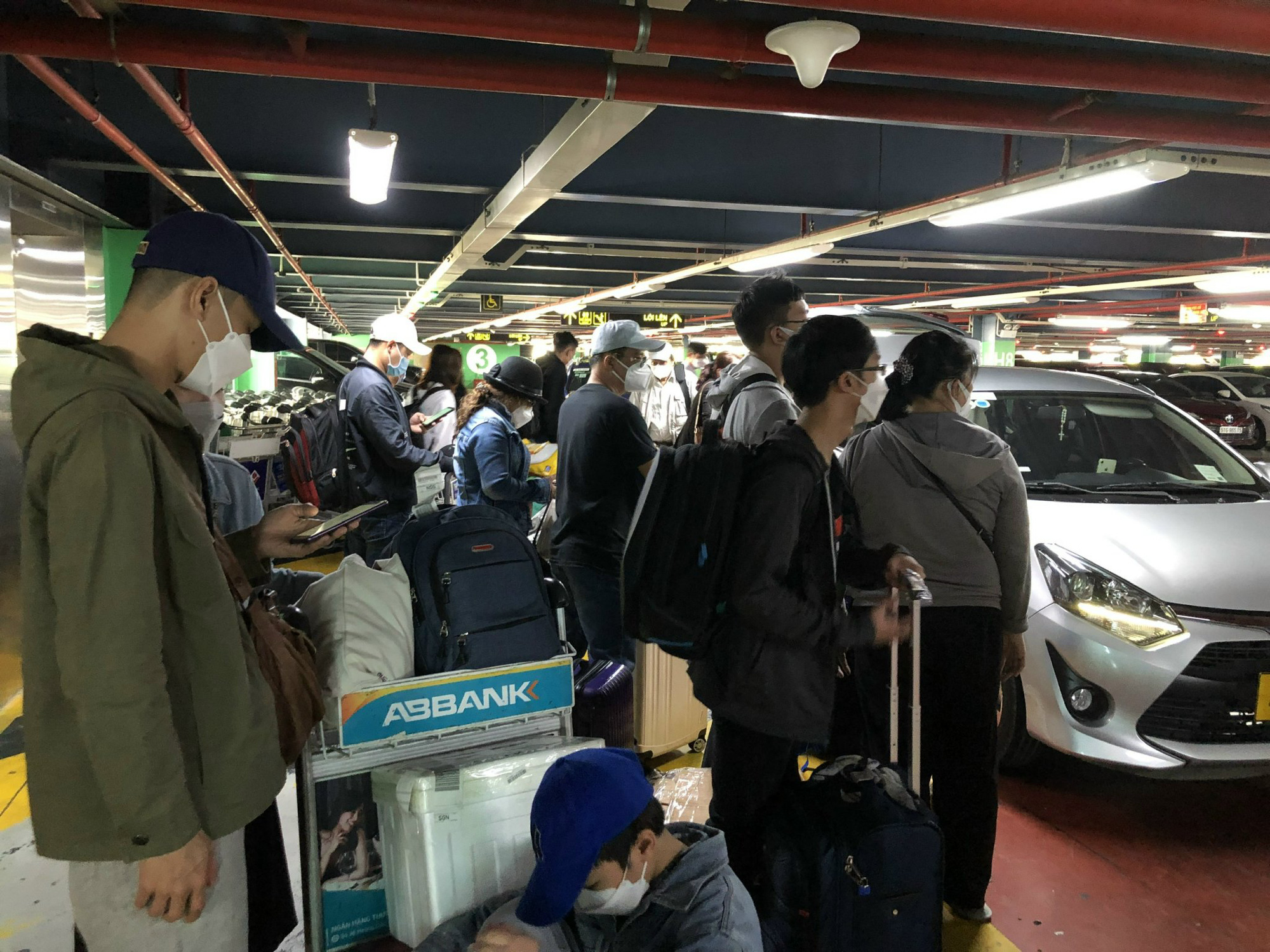 [eMagazine] “Thế giới taxi riêng” ở sân bay Tân Sơn Nhất: Không dễ vào tòa nhà TCP! - Ảnh 3.
