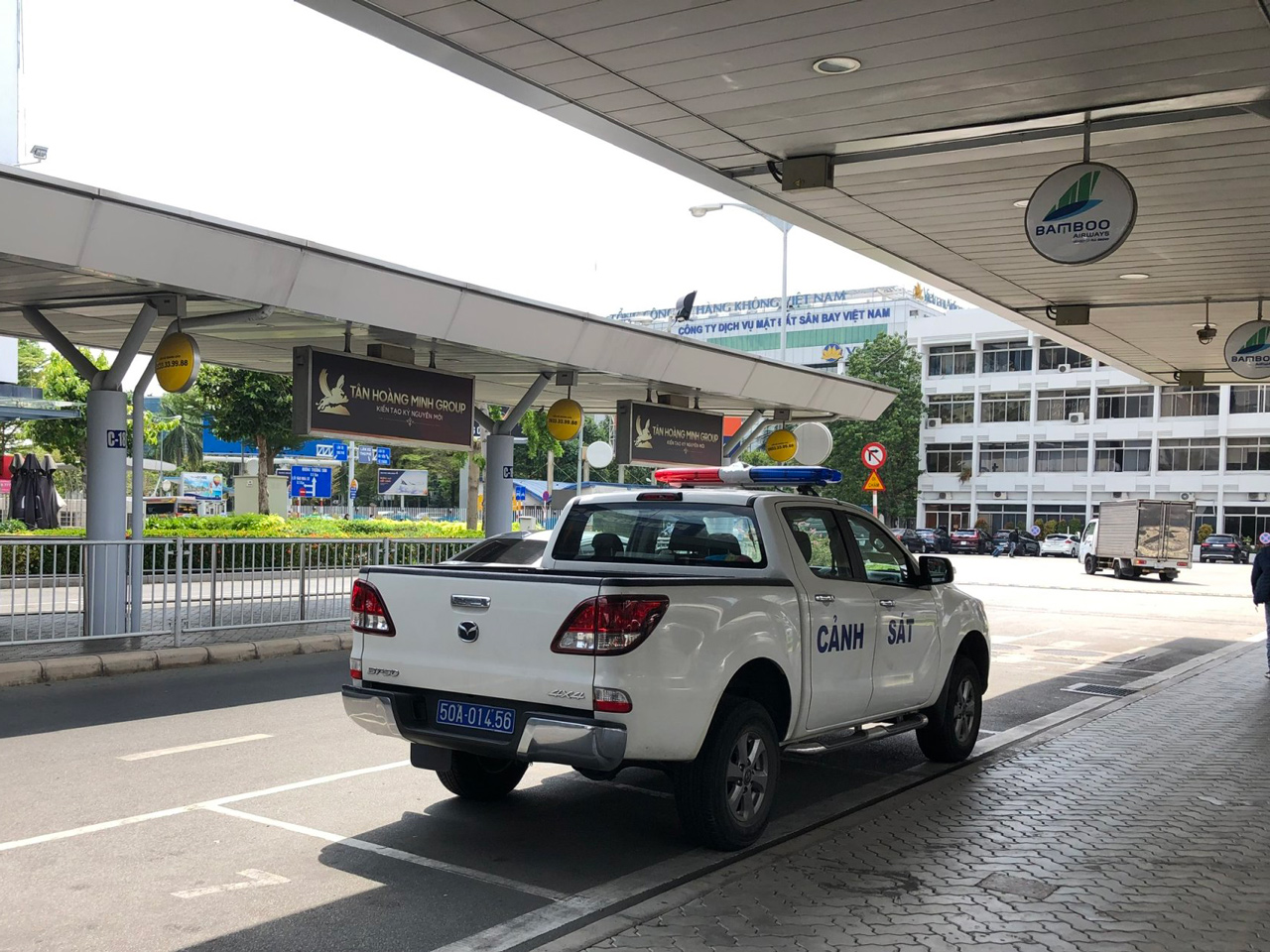 [eMagazine] “Thế giới taxi riêng” ở sân bay Tân Sơn Nhất: Không dễ vào tòa nhà TCP! - Ảnh 8.