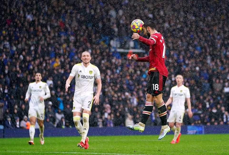 Thủy chiến tại Elland Road, Man United bay cao Top 4 - Ảnh 4.