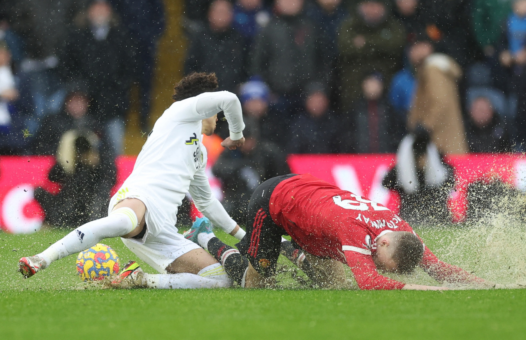 Thủy chiến tại Elland Road, Man United bay cao Top 4 - Ảnh 1.