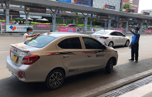 Ngăn chặn tình trạng taxi dù chèo kéo, ép giá tại sân bay Tân Sơn Nhất - Ảnh 1.