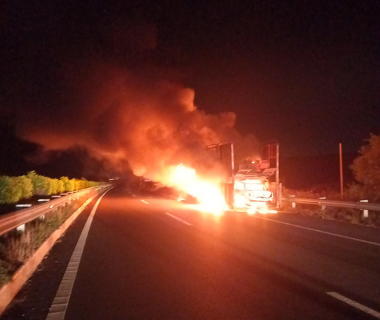 Xe tải chở ôtô cháy như đuốc trên cao tốc TP HCM - Long Thành - Dầu Giây - Ảnh 2.