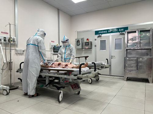 TRONG GIAN KHÓ, SÁNG NGỜI Y ĐỨC (*): Những vị tướng ở tuyến đầu - Ảnh 2. TRONG GIAN KHÓ, SÁNG NGỜI Y ĐỨC (*): Những vị tướng ở tuyến đầu - Ảnh 2.