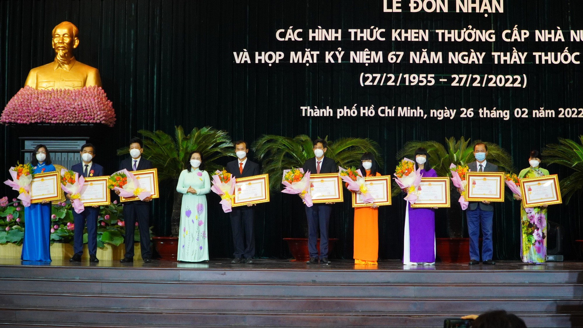 Ngành y tế TP HCM đón nhận nhiều Huân chương, Bằng khen  - Ảnh 2.