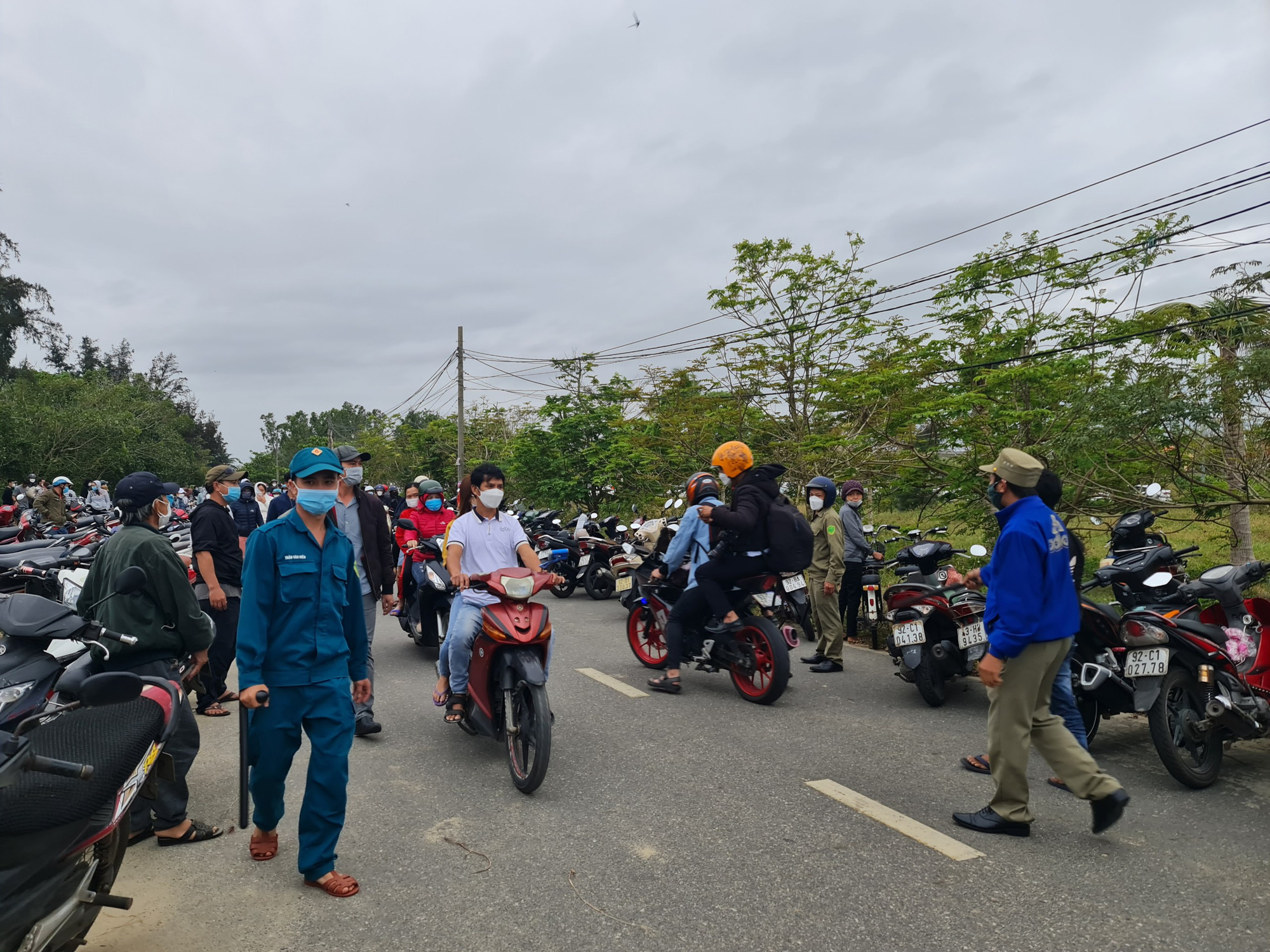 Chìm tàu ở Quảng Nam: Đưa được 35 người lên bờ, 13 người chết, còn 4 người mất tích - Ảnh 5.