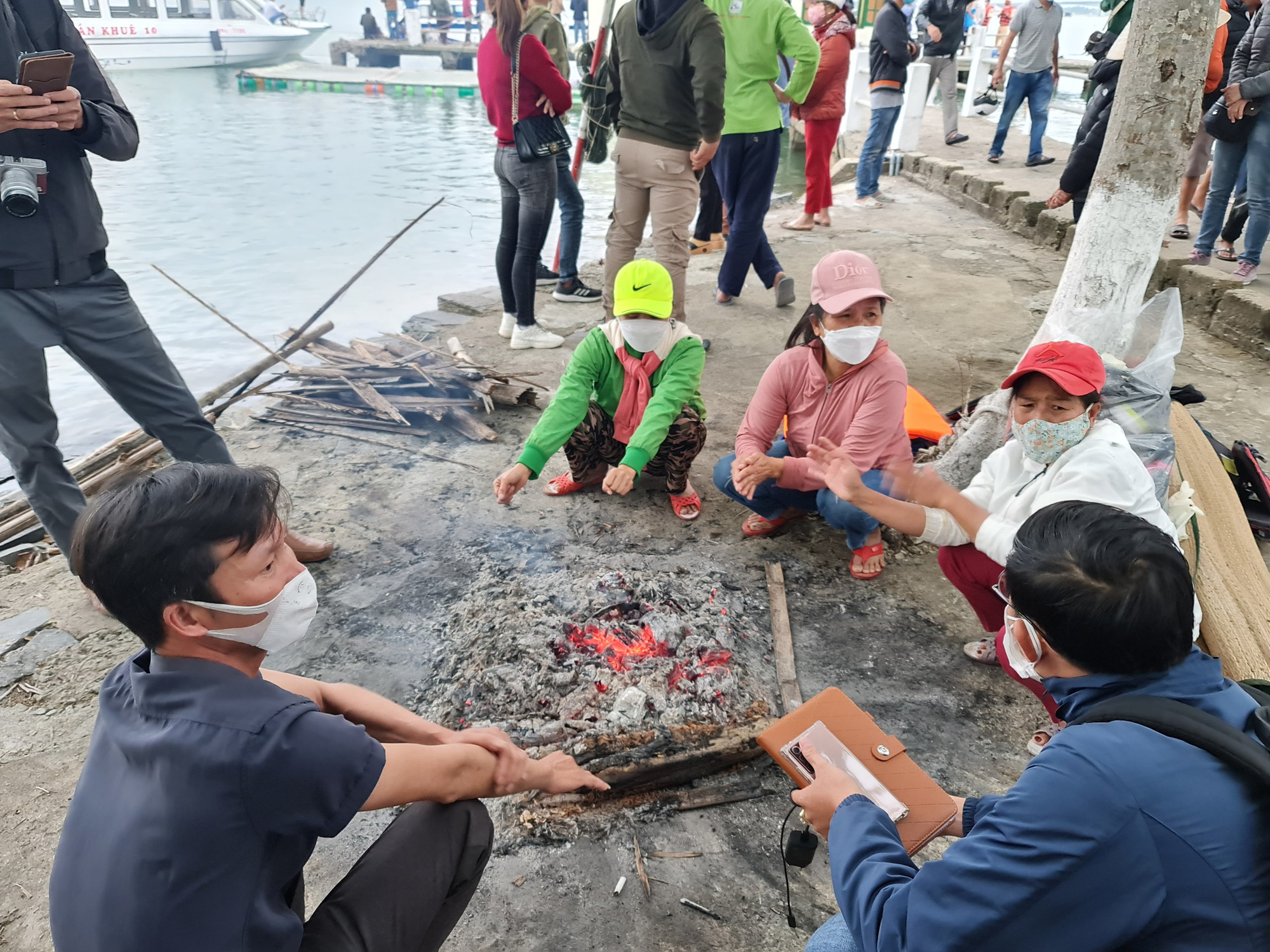Chìm ca nô ở biển Cửa Đại 17 người chết và mất tích: Trực thăng quần thảo tìm nạn nhân - Ảnh 7. Chìm ca nô ở biển Cửa Đại 17 người chết và mất tích: Trực thăng quần thảo tìm nạn nhân - Ảnh 7.