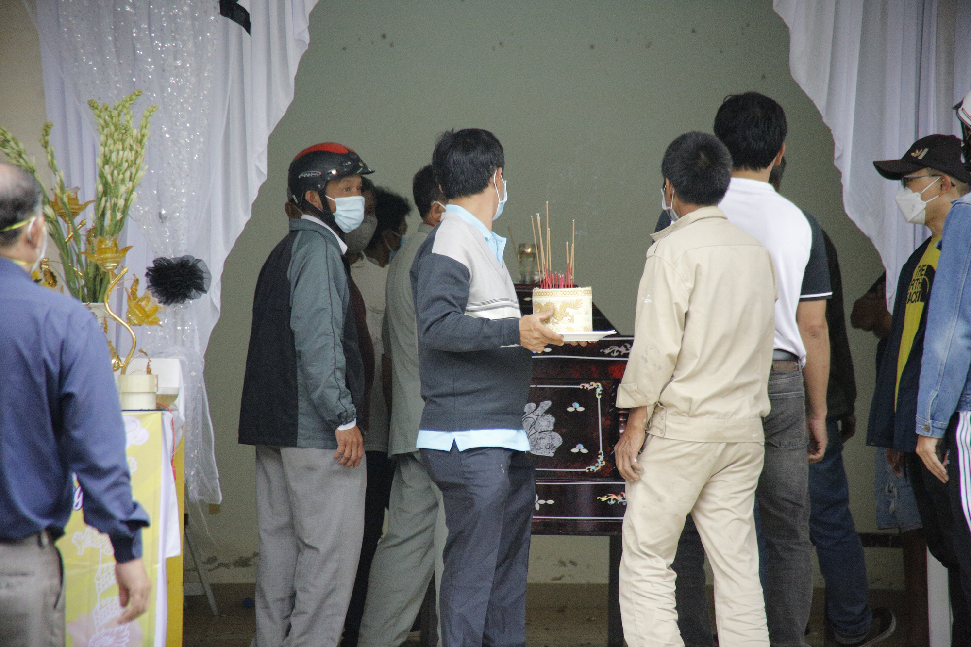 Vụ chìm ca nô ở Quảng Nam: Nỗi đau xé lòng tại nhà tang lễ Hội An - Ảnh 6.
