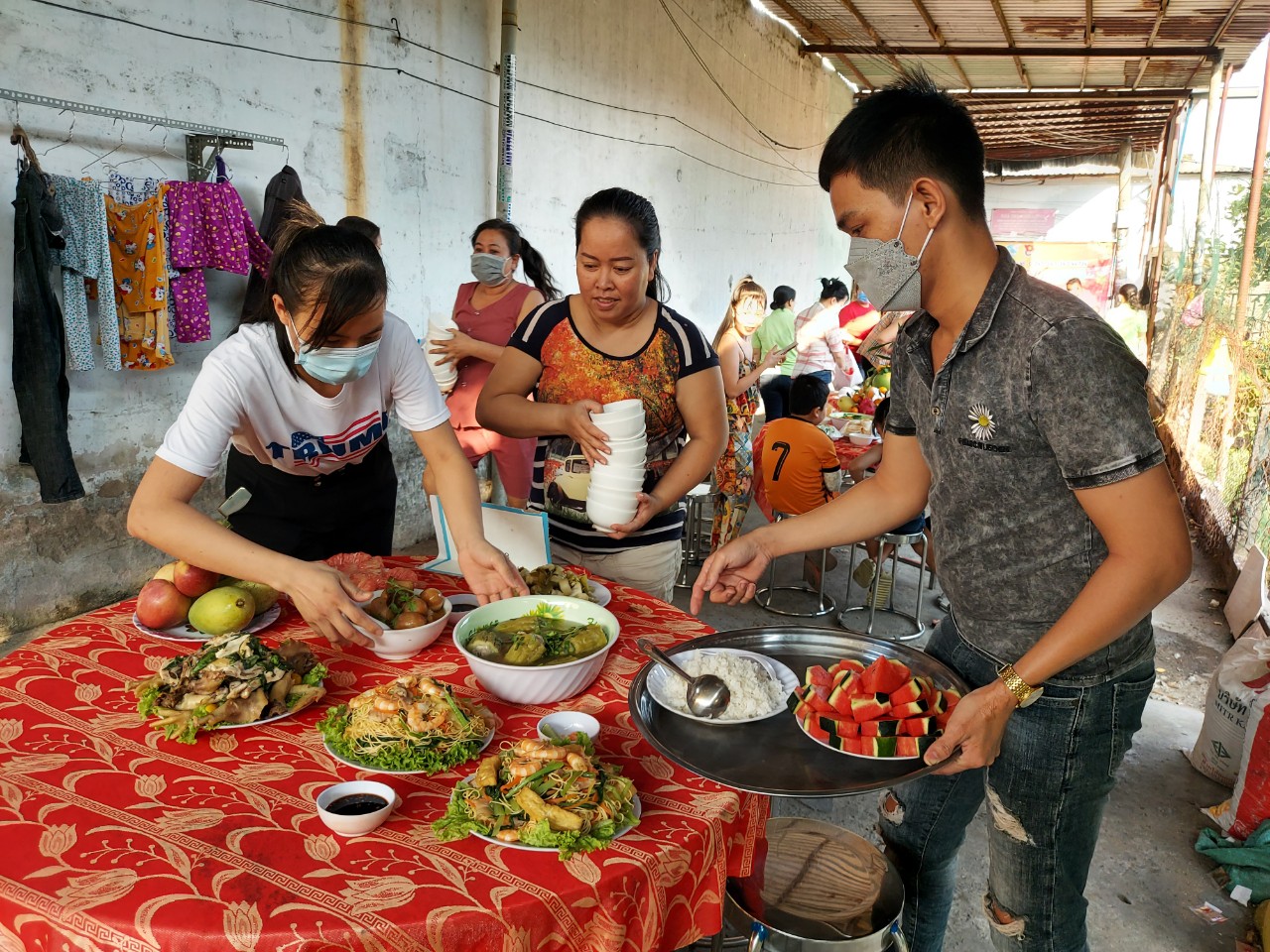 Bạn muốn khám phá những trải nghiệm Tết đặc sắc bên gia đình, bạn bè ở chung cư hoặc xóm trọ? Hãy xem hình ảnh ấm áp và đầy niềm vui của những người dân xóm trọ trong những ngày Tết sum vầy!