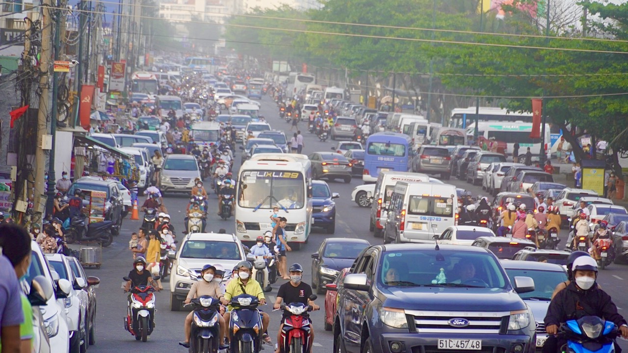 Bãi biển Vũng Tàu chật cứng người trong những ngày Tết - Ảnh 6.