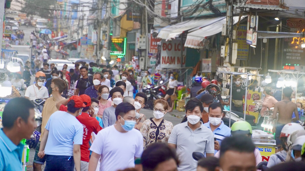 Bãi biển Vũng Tàu chật cứng người trong những ngày Tết - Ảnh 8.