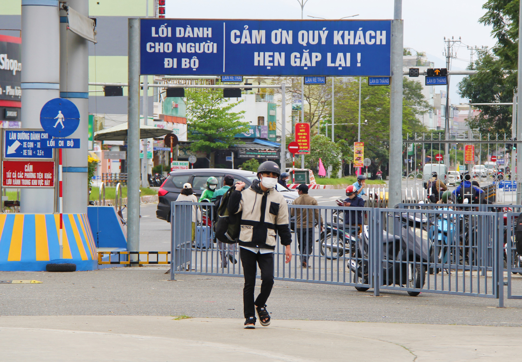 CLIP: Cận cảnh ga tàu, bến xe trong ngày cuối kỳ nghỉ Tết ở Đà Nẵng - Ảnh 8.
