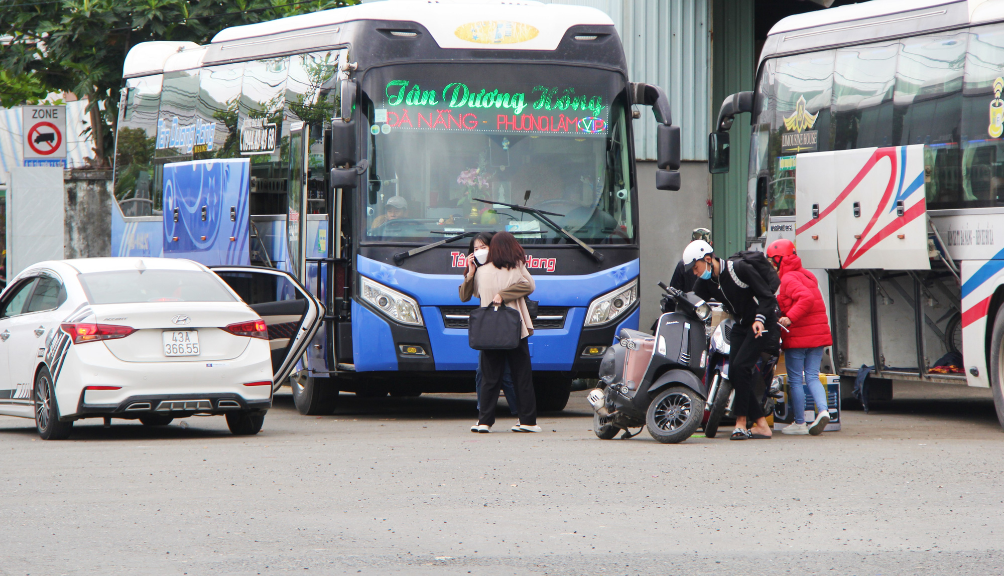 CLIP: Cận cảnh ga tàu, bến xe trong ngày cuối kỳ nghỉ Tết ở Đà Nẵng - Ảnh 9.