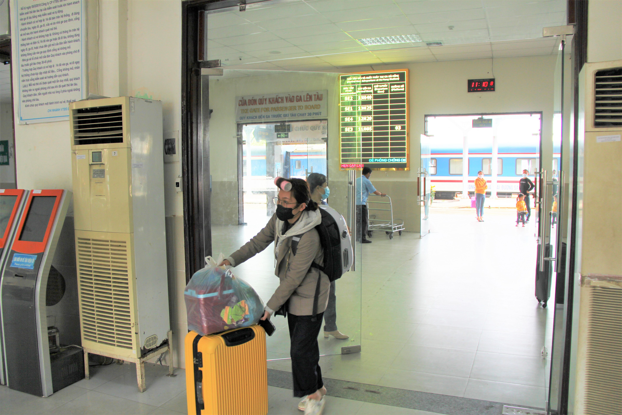 CLIP: Cận cảnh ga tàu, bến xe trong ngày cuối kỳ nghỉ Tết ở Đà Nẵng - Ảnh 4.