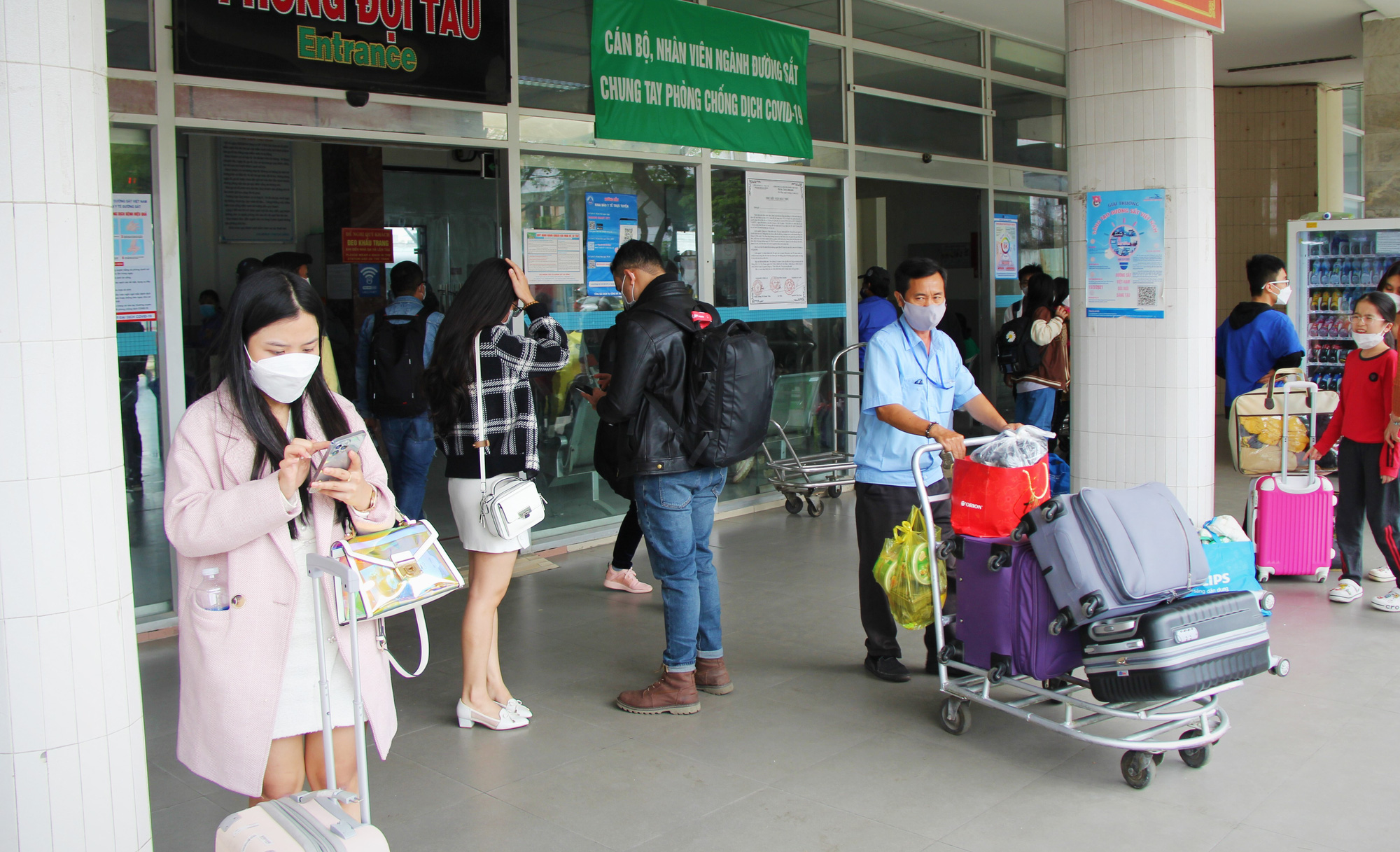 CLIP: Cận cảnh ga tàu, bến xe trong ngày cuối kỳ nghỉ Tết ở Đà Nẵng - Ảnh 3.