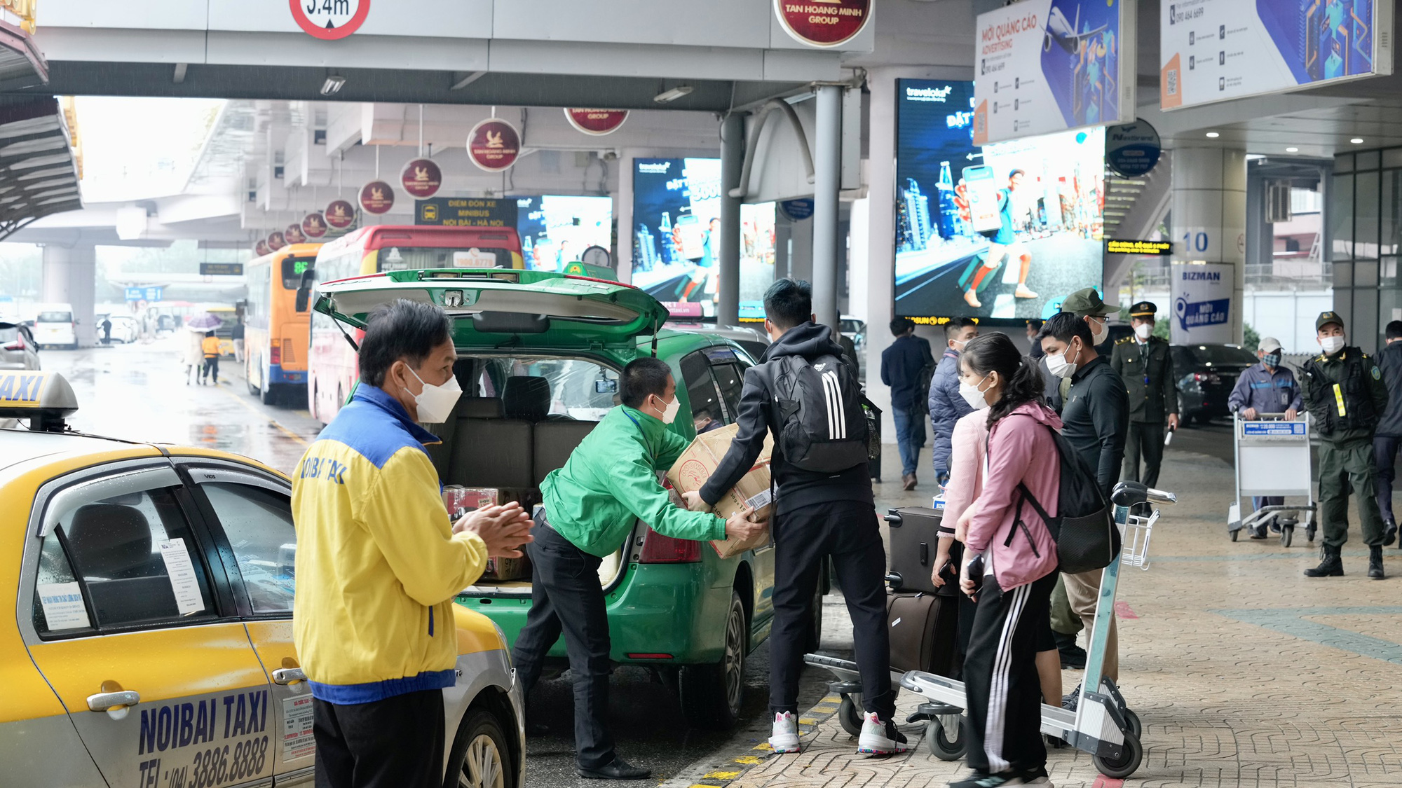 Khách qua sân bay Nội Bài tăng vọt sau Tết - Ảnh 4.