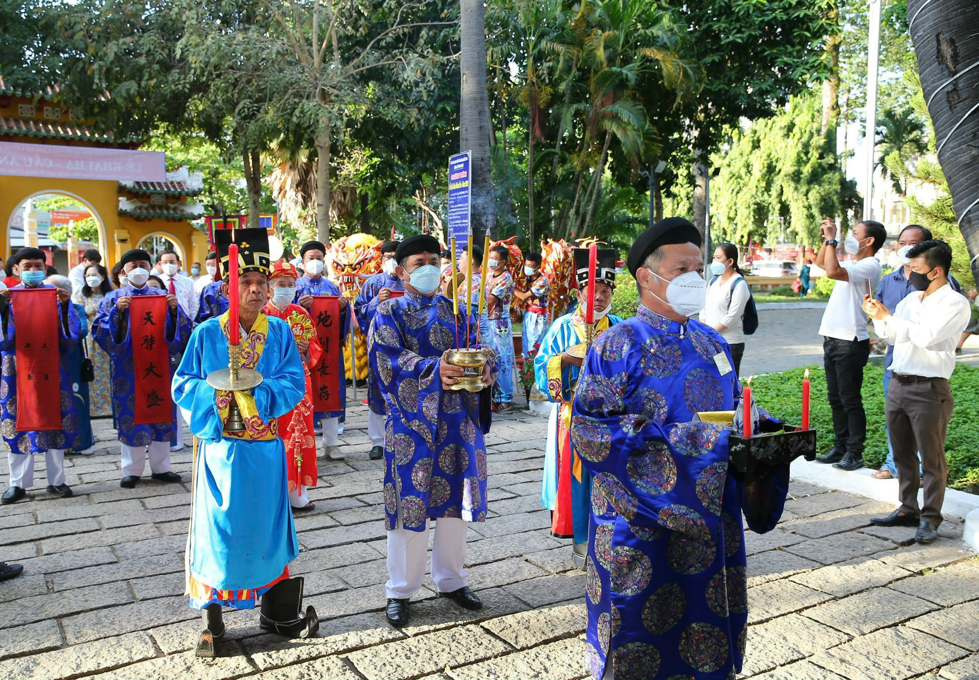 Bí thư Thành ủy Nguyễn Văn Nên khai bút đầu năm tại Lăng Ông - Bà Chiểu - Ảnh 4.