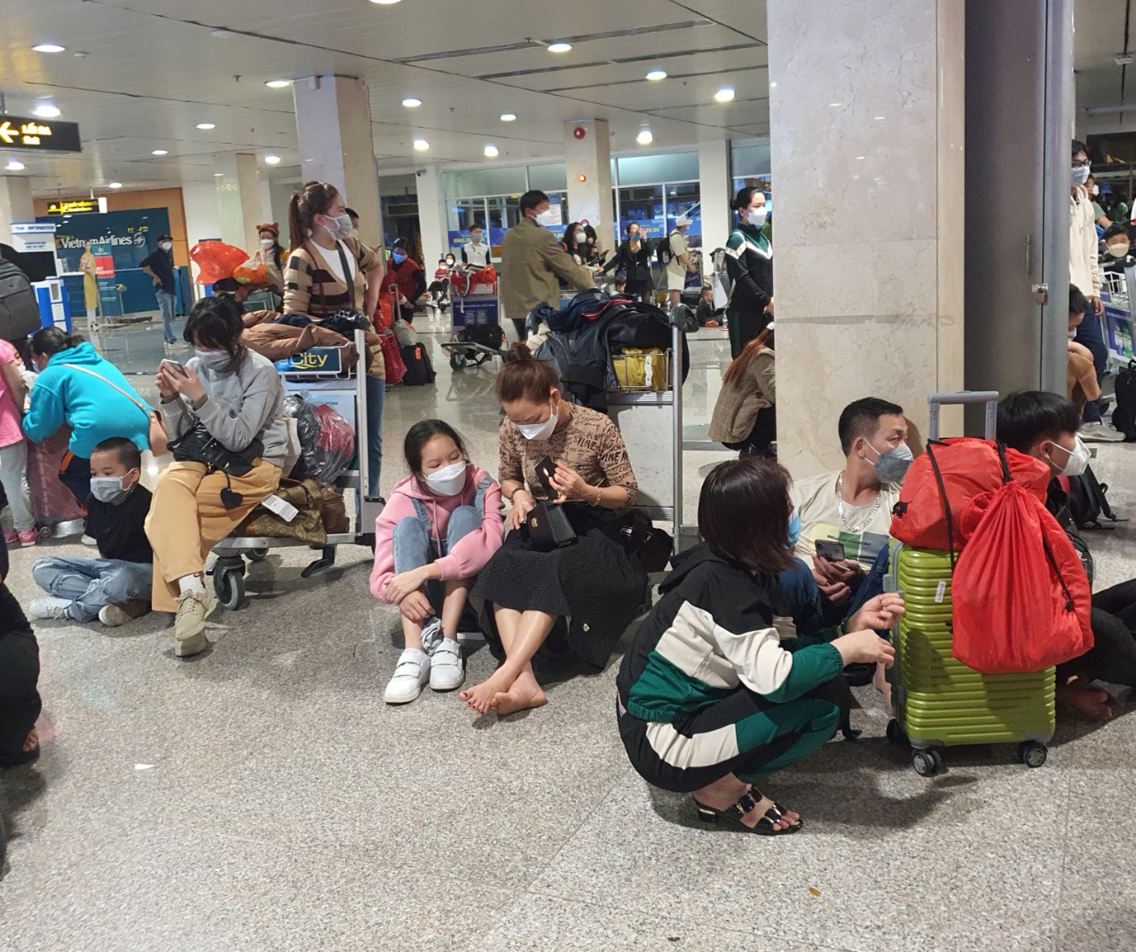 Hành khách vạ vật ở sân bay Tân Sơn Nhất rạng sáng 7-2 chờ lấy hành lý, gọi xe - Ảnh 2.