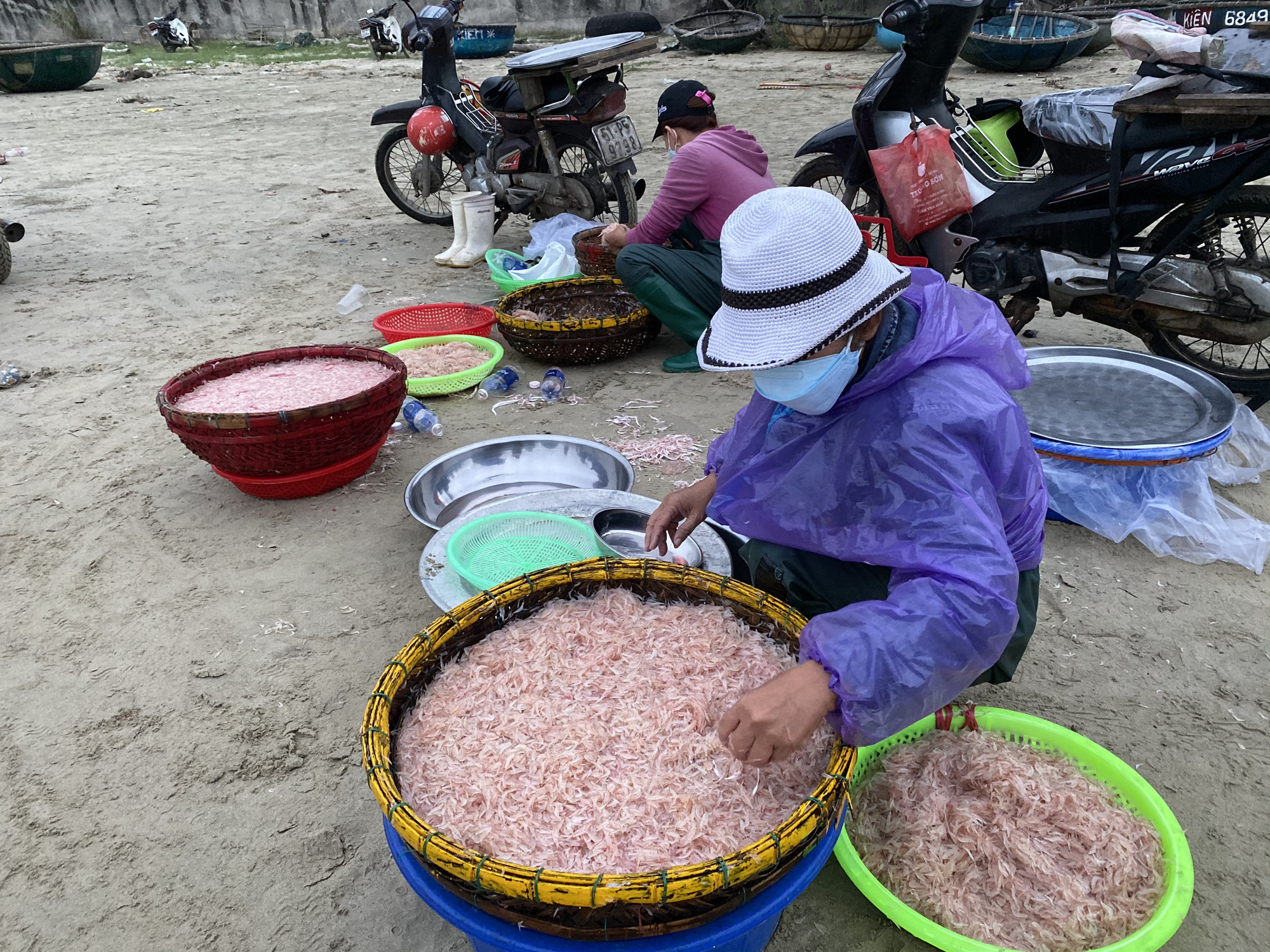 Chùm ảnh: Chợ ruốc sáng sớm trên bãi biển Đà Nẵng - Ảnh 5.
