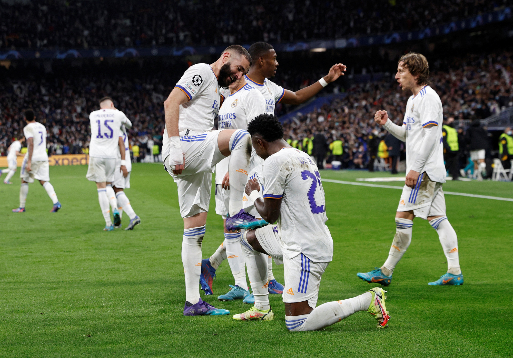 Real Madrid, PSG, Benzema, kỷ lục: Karim Benzema của Real Madrid đã lập kỷ lục ghi bàn khiến Paris Saint-Germain chật vật trong trận đấu mới đây. Hình ảnh của Benzema ghi bàn sẽ khiến những người yêu bóng đá không thể rời mắt. Hãy thưởng thức hình ảnh của trận đấu để có những trải nghiệm bóng đá tuyệt vời.