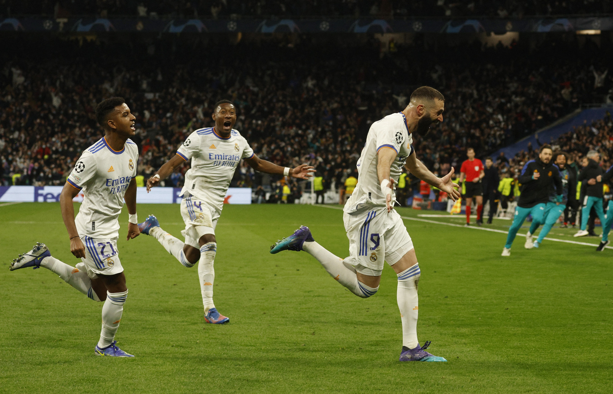 Benzema lập hat-trick, Real Madrid ngược dòng thần tốc loại PSG - Ảnh 6.