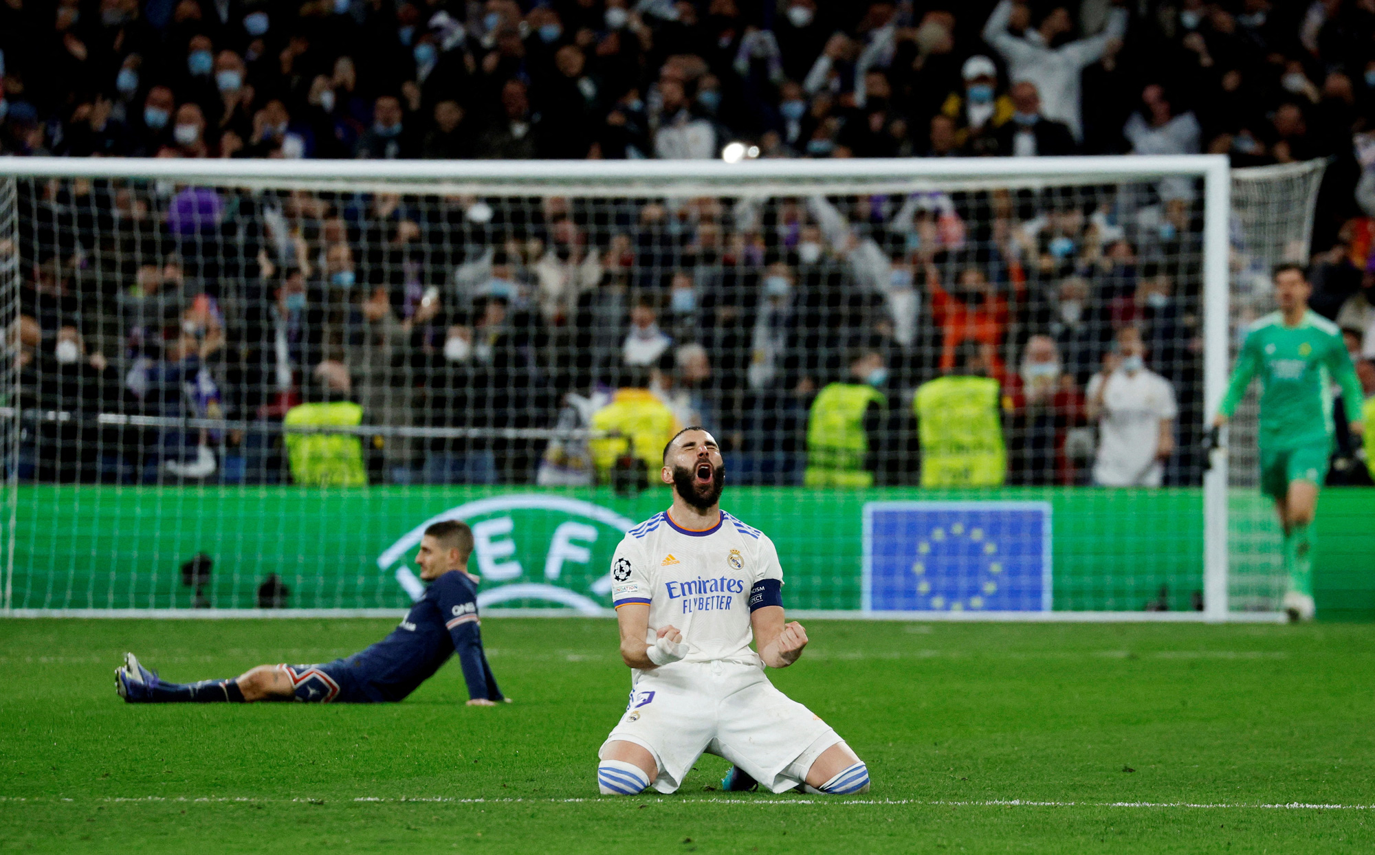 Benzema lập hat-trick, Real Madrid ngược dòng thần tốc loại PSG - Ảnh 4.