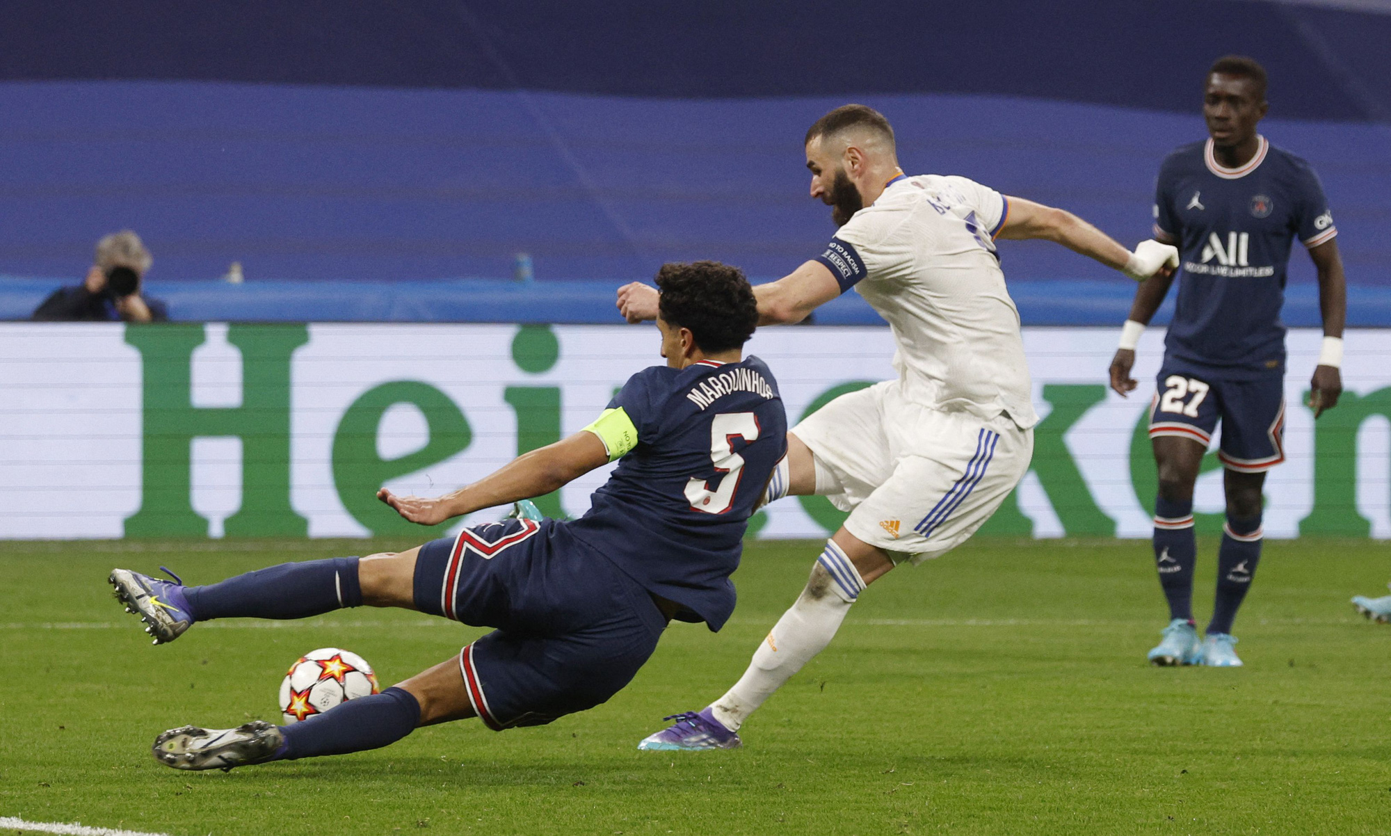 Benzema lập hat-trick, Real Madrid ngược dòng thần tốc loại PSG - Ảnh 5.