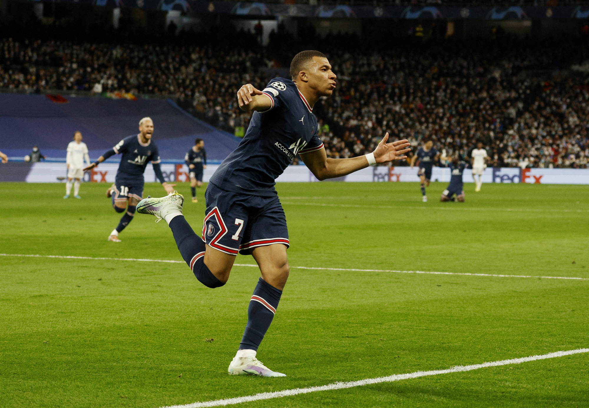 Benzema lập hat-trick, Real Madrid ngược dòng thần tốc loại PSG - Ảnh 2.