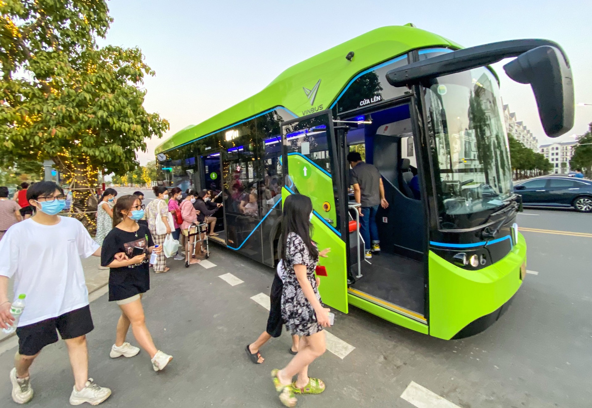 Người dân TP HCM trải nghiệm VinBus: “Như đi du lịch giữa lòng thành phố” - Ảnh 3.