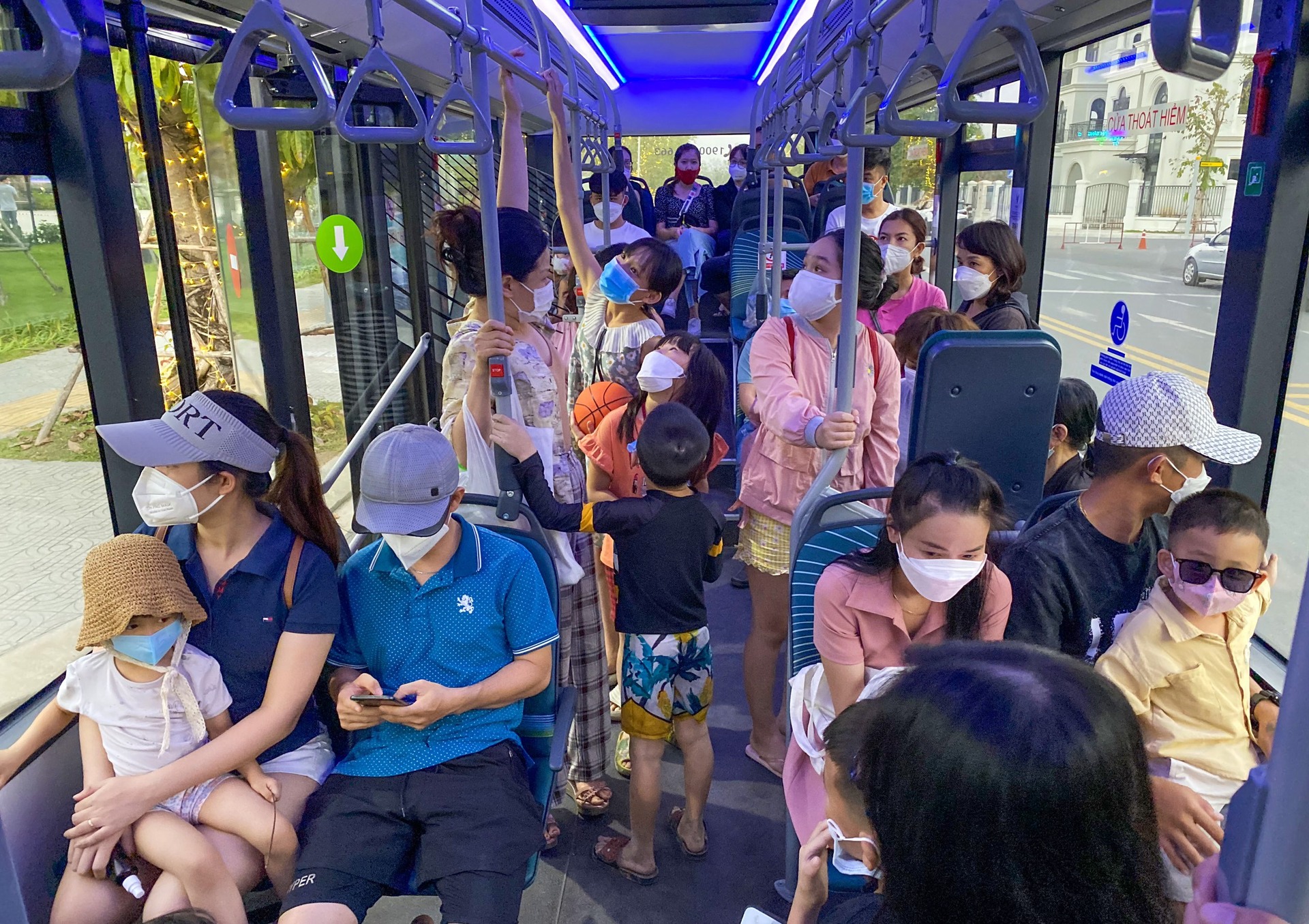 Người dân TP HCM trải nghiệm VinBus: “Như đi du lịch giữa lòng thành phố” - Ảnh 5.