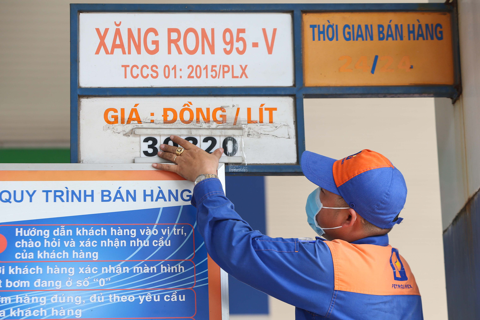 Giá xăng tăng kỷ lục, shipper lo lắng làm không đủ tiền trang trải - Ảnh 1.