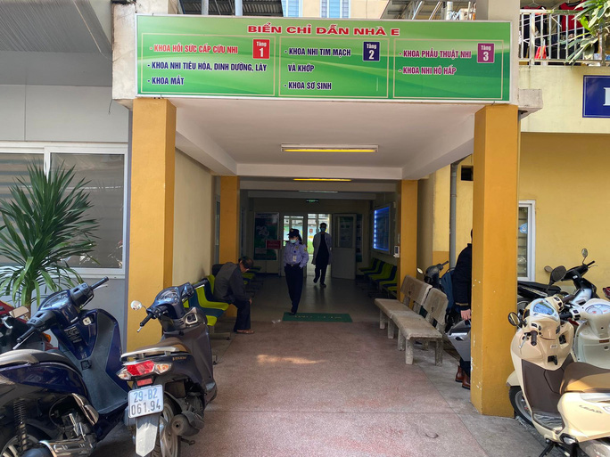 Bé gái 3 tuổi bị người tình của mẹ đóng đinh vào đầu đã tử vong - Báo Người  lao động