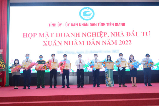 Agribank Tiền Giang vinh dự nhận bằng khen của UBND tỉnh - Ảnh 3.