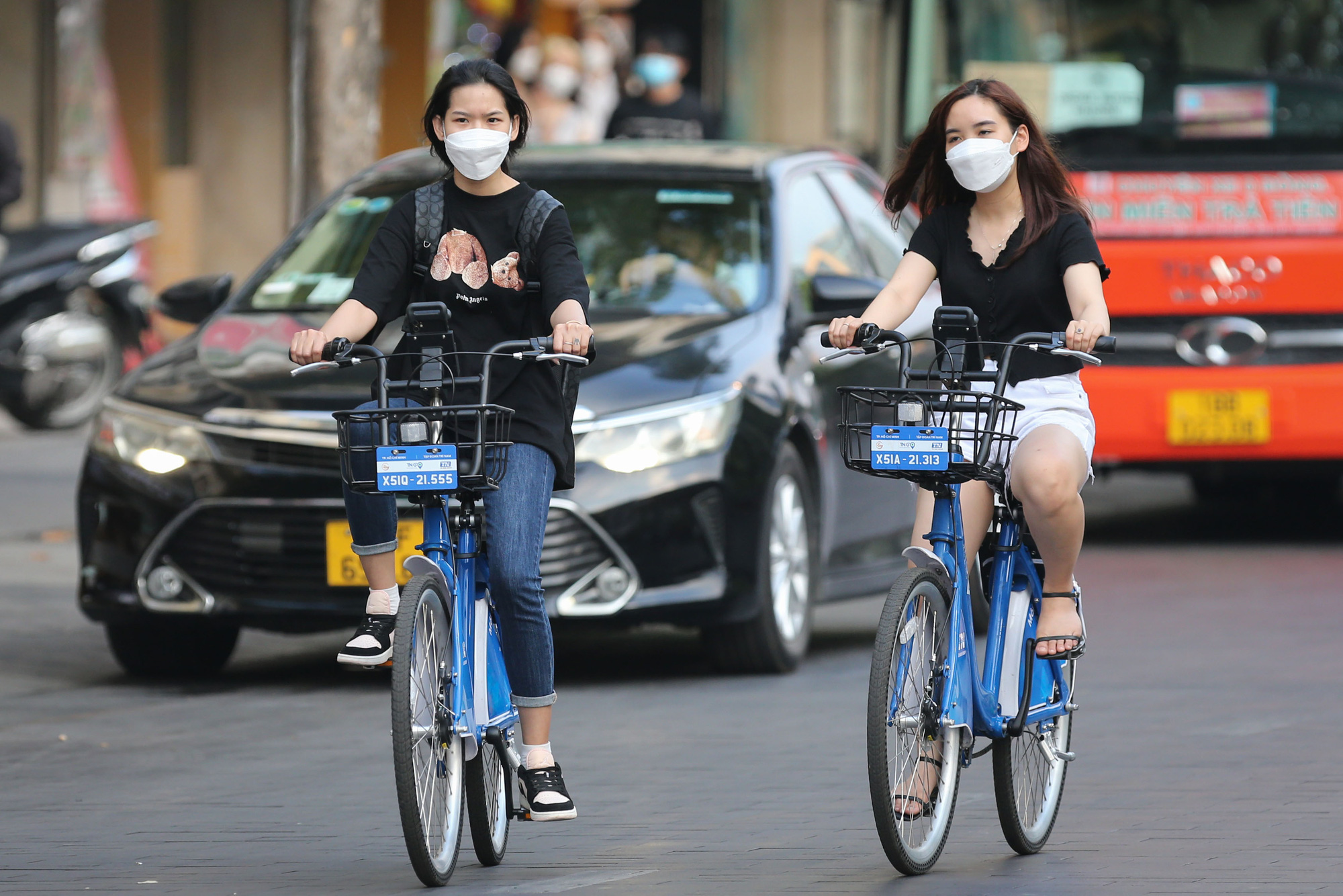 Xe đạp công cộng là phương tiện di chuyển thông minh và rất tiện lợi trong các thành phố hiện đại. Hình ảnh xe đạp công cộng sẽ khiến bạn muốn tham gia vào chương trình cho thuê xe này để di chuyển một cách an toàn và tiết kiệm.