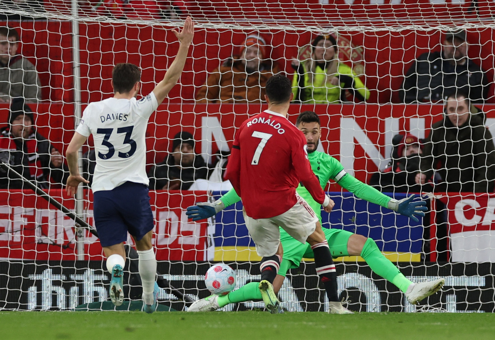 Ronaldo lập hat-trick siêu đỉnh, Man United hạ Tottenham ở Old Trafford - Ảnh 5.