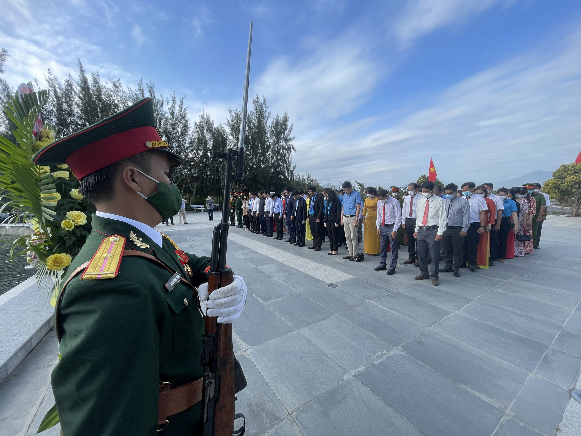 Xúc động tưởng niệm 64 chiến sĩ Hải quân hy sinh tại Gạc Ma - Ảnh 2.