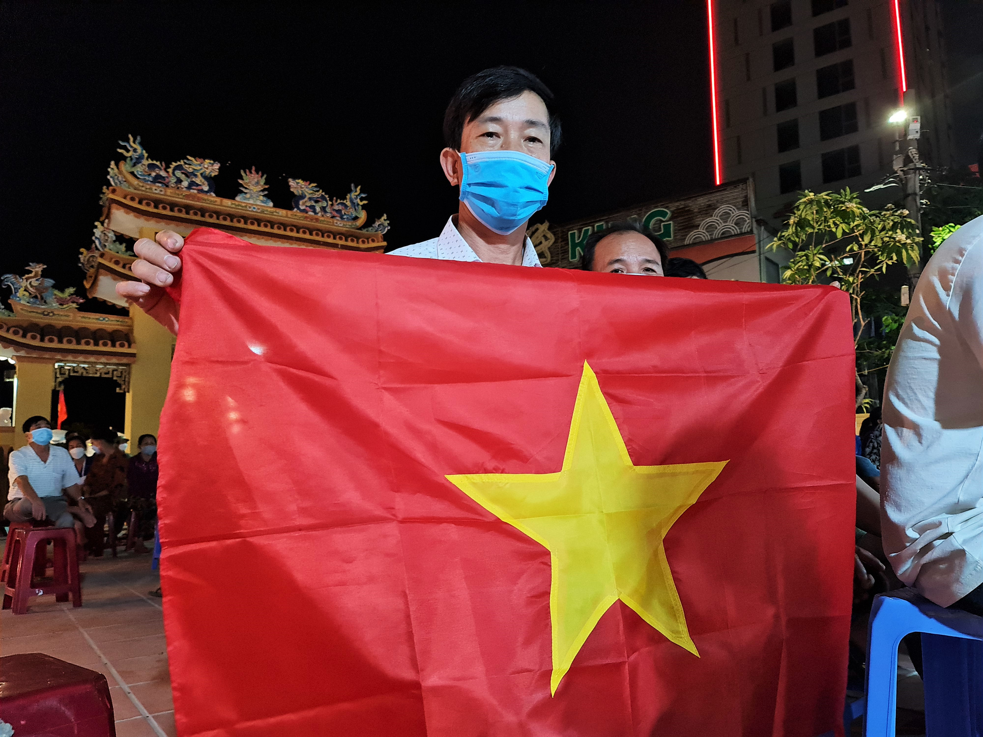Tại Lăng Ngư Ông, ngư dân Đà Nẵng xúc động nhận cờ Tổ quốc - Ảnh 6.
