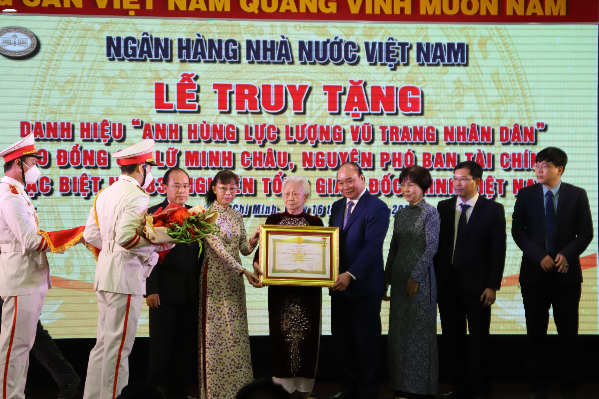 Chủ tịch nước truy tặng danh hiệu Anh hùng Lực lượng vũ trang nhân dân cho ông Lữ Minh Châu - Ảnh 1.