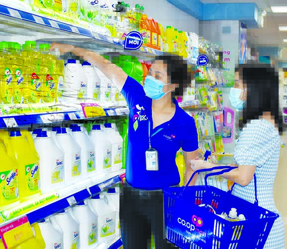 Bà nội trợ linh hoạt ứng phó “bão” tăng giá - Ảnh 1. Bà nội trợ linh hoạt ứng phó “bão” tăng giá - Ảnh 1.