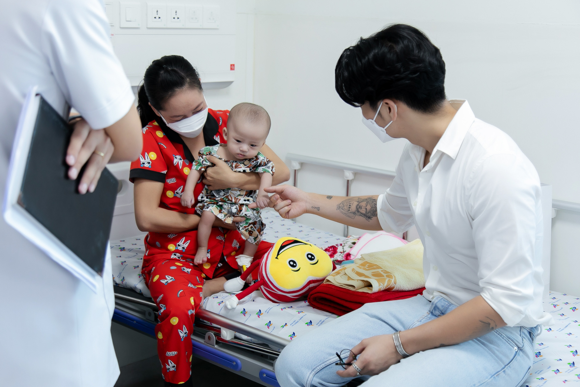 Ngô Thanh Vân - Huy Trần miệt mài sứ mệnh “cứu tim” trẻ em - Ảnh 4.