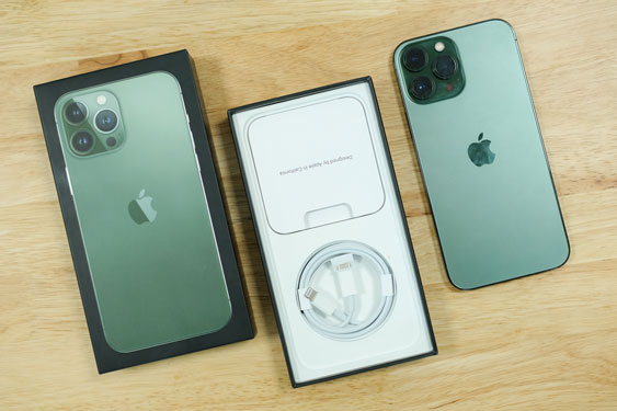 Cùng ngắm nhìn chiếc iPhone 13 màu xanh lá cực kỳ độc đáo này! Với tông màu xanh tươi mát, chiếc điện thoại này chắc chắn sẽ làm say lòng những ai yêu thích sự trẻ trung, năng động. Ngoài ra, tính năng vượt trội của chiếc điện thoại cũng không thể không được khen ngợi đấy!
