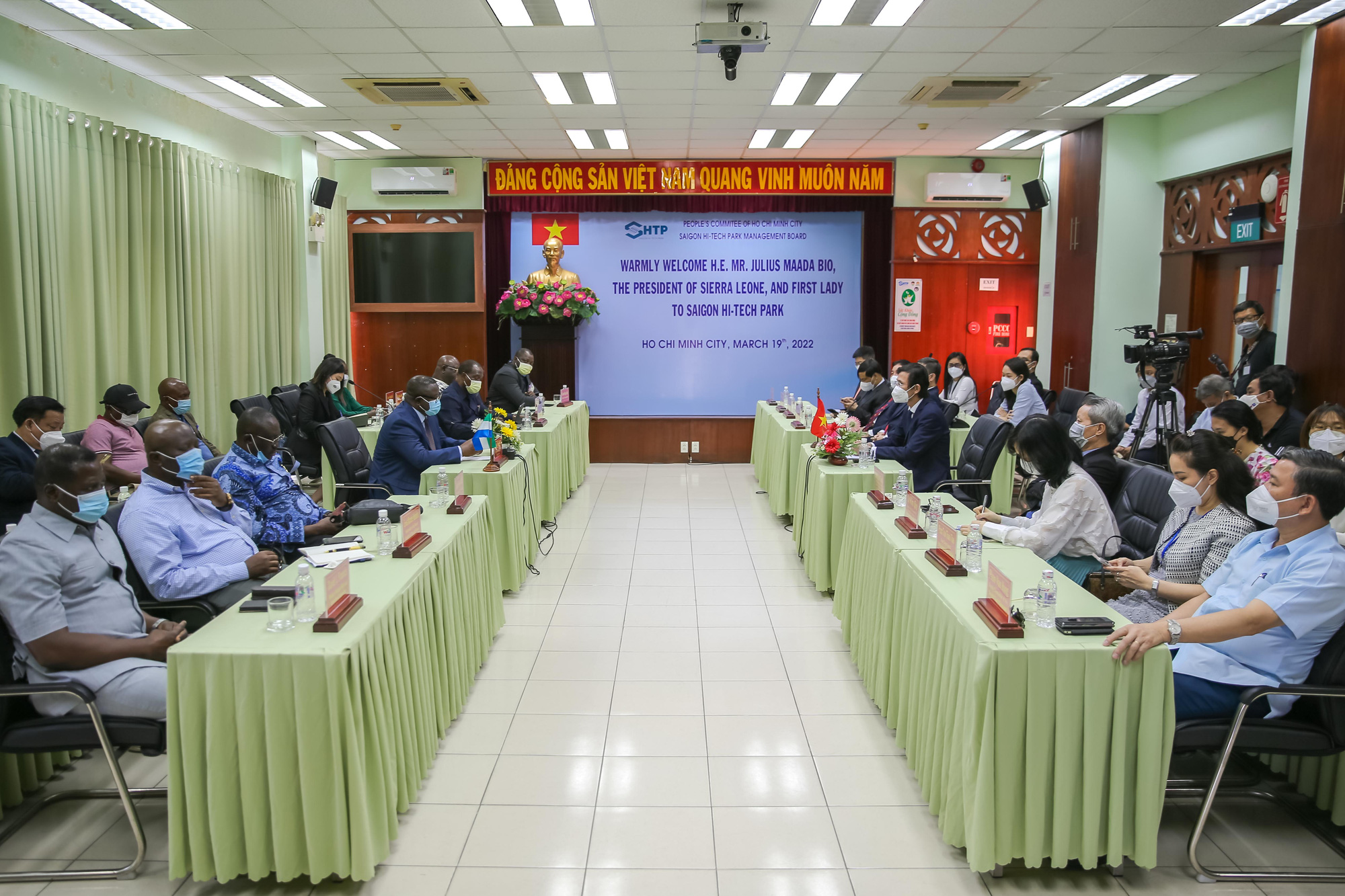 Tổng thống Sierra Leone thăm Khu Công nghệ cao TP HCM - Ảnh 2.