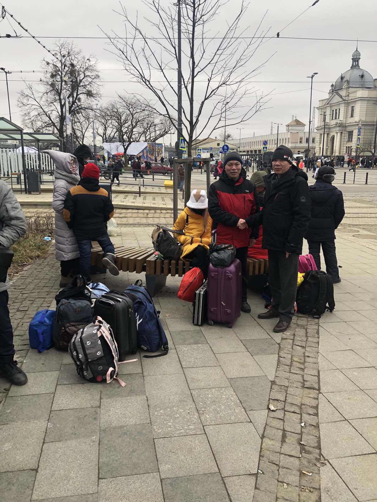 Hàng trăm người Việt đang sơ tán khỏi Ukraine - Ảnh 1. Hàng trăm người Việt đang sơ tán khỏi Ukraine - Ảnh 1.
